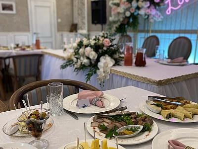 ресторан в готельно-ресторанному комплексі «Златогор» у зеленій зоні міста Лубни