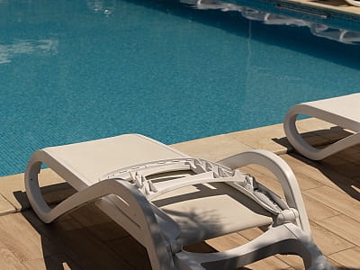 Відкритий літній басейн в готельно-ресторанному комплексі «Златогор» у зеленій зоні міста Лубни