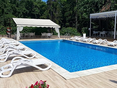 Відкритий літній басейн в готельно-ресторанному комплексі «Златогор» у зеленій зоні міста Лубни