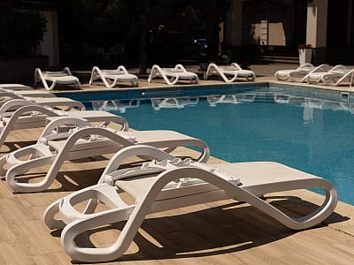 Відкритий літній басейн в готельно-ресторанному комплексі «Златогор» у зеленій зоні міста Лубни