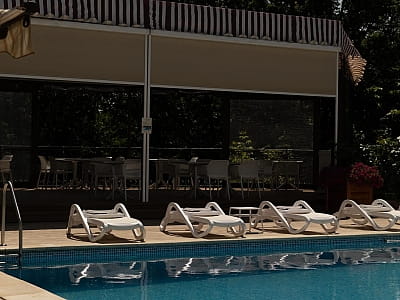 Відкритий літній басейн в готельно-ресторанному комплексі «Златогор» у зеленій зоні міста Лубни