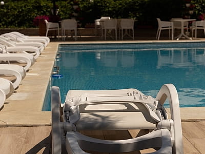 Відкритий літній басейн в готельно-ресторанному комплексі «Златогор» у зеленій зоні міста Лубни