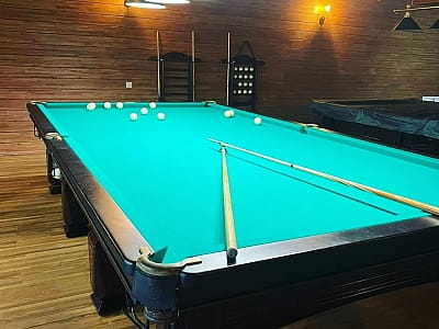 більярд в заміському комплексі для сімейного відпочинку Bereg Holiday Park на мальовничому березі, де відкриваються краєвиди на водну гладь Дніпра та Ворскли