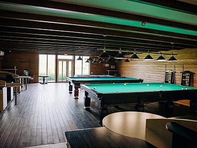 більярд в заміському комплексі для сімейного відпочинку Bereg Holiday Park на мальовничому березі, де відкриваються краєвиди на водну гладь Дніпра та Ворскли