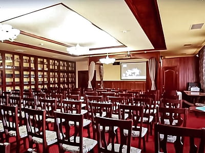 конференц зала в заміському комплексі для сімейного відпочинку Bereg Holiday Park на мальовничому березі, де відкриваються краєвиди на водну гладь Дніпра та Ворскли