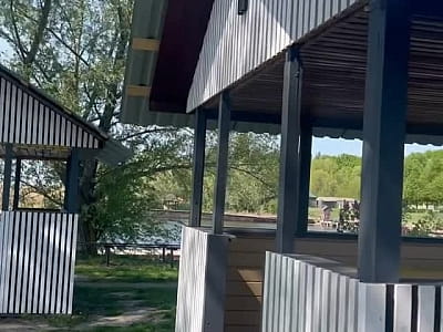 Альтанки та мангали в заміському комплексі для сімейного відпочинку Bereg Holiday Park на мальовничому березі, де відкриваються краєвиди на водну гладь Дніпра та Ворскли