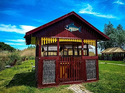 П'ять альтанок до 8 чоловік та одна альтанка на 15 чоловік в заміському комплексі для сімейного відпочинку Bereg Holiday Park на мальовничому березі, де відкриваються краєвиди на водну гладь Дніпра та Ворскли