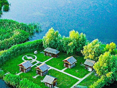 П'ять альтанок до 8 чоловік та одна альтанка на 15 чоловік в заміському комплексі для сімейного відпочинку Bereg Holiday Park на мальовничому березі, де відкриваються краєвиди на водну гладь Дніпра та Ворскли