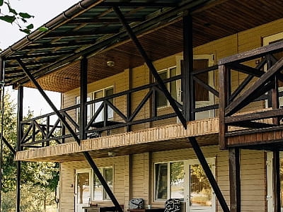 готель та будинки в заміському комплексі для сімейного відпочинку Bereg Holiday Park на мальовничому березі, де відкриваються краєвиди на водну гладь Дніпра та Ворскли