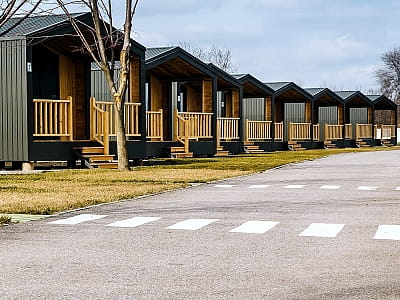 готель та будинки в заміському комплексі для сімейного відпочинку Bereg Holiday Park на мальовничому березі, де відкриваються краєвиди на водну гладь Дніпра та Ворскли