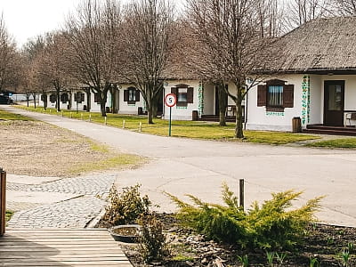 готель та будинки в заміському комплексі для сімейного відпочинку Bereg Holiday Park на мальовничому березі, де відкриваються краєвиди на водну гладь Дніпра та Ворскли