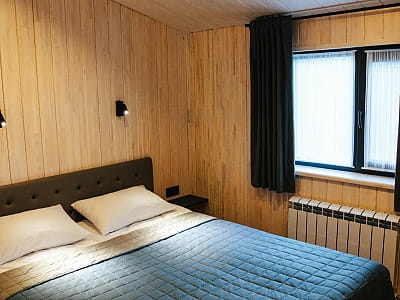 готель та будинки в заміському комплексі для сімейного відпочинку Bereg Holiday Park на мальовничому березі, де відкриваються краєвиди на водну гладь Дніпра та Ворскли