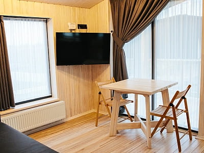 готель та будинки в заміському комплексі для сімейного відпочинку Bereg Holiday Park на мальовничому березі, де відкриваються краєвиди на водну гладь Дніпра та Ворскли