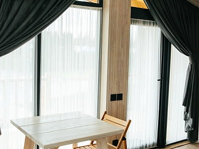 готель та будинки в заміському комплексі для сімейного відпочинку Bereg Holiday Park на мальовничому березі, де відкриваються краєвиди на водну гладь Дніпра та Ворскли