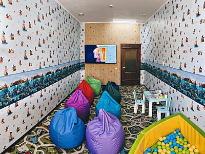 Дитячий майданчик в заміському комплексі для сімейного відпочинку Bereg Holiday Park на мальовничому березі, де відкриваються краєвиди на водну гладь Дніпра та Ворскли