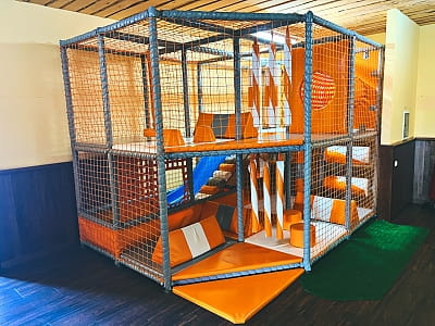 Дитячий майданчик в заміському комплексі для сімейного відпочинку Bereg Holiday Park на мальовничому березі, де відкриваються краєвиди на водну гладь Дніпра та Ворскли