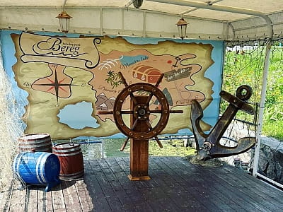 Дитячий майданчик в заміському комплексі для сімейного відпочинку Bereg Holiday Park на мальовничому березі, де відкриваються краєвиди на водну гладь Дніпра та Ворскли