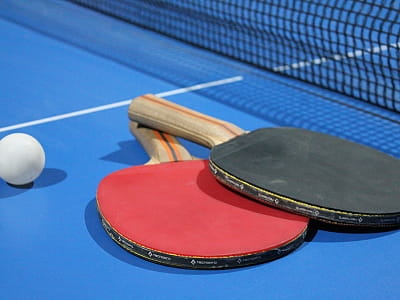 пінг-понг в заміському комплексі для сімейного відпочинку Bereg Holiday Park на мальовничому березі, де відкриваються краєвиди на водну гладь Дніпра та Ворскли