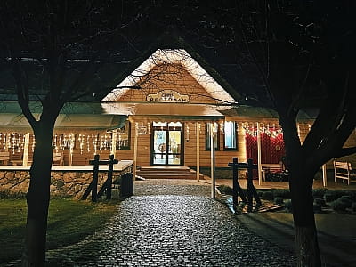 ресторан української та європейської кухонь «Берег» в заміському комплексі для сімейного відпочинку Bereg Holiday Park на мальовничому березі, де відкриваються краєвиди на водну гладь Дніпра та Ворскли