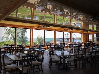 ресторан української та європейської кухонь «Берег» в заміському комплексі для сімейного відпочинку Bereg Holiday Park на мальовничому березі, де відкриваються краєвиди на водну гладь Дніпра та Ворскли