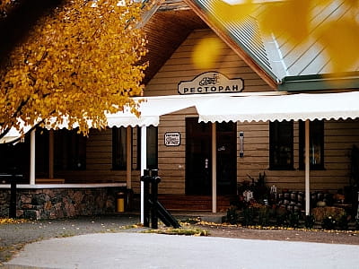 ресторан української та європейської кухонь «Берег» в заміському комплексі для сімейного відпочинку Bereg Holiday Park на мальовничому березі, де відкриваються краєвиди на водну гладь Дніпра та Ворскли