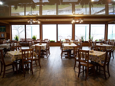 ресторан української та європейської кухонь «Берег» в заміському комплексі для сімейного відпочинку Bereg Holiday Park на мальовничому березі, де відкриваються краєвиди на водну гладь Дніпра та Ворскли