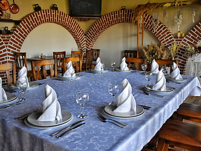 ресторан української та європейської кухонь «Берег» в заміському комплексі для сімейного відпочинку Bereg Holiday Park на мальовничому березі, де відкриваються краєвиди на водну гладь Дніпра та Ворскли