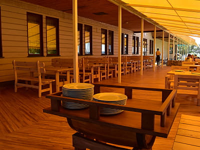 ресторан української та європейської кухонь «Берег» в заміському комплексі для сімейного відпочинку Bereg Holiday Park на мальовничому березі, де відкриваються краєвиди на водну гладь Дніпра та Ворскли