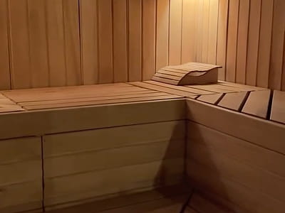 лазня та криті басейни в заміському комплексі для сімейного відпочинку Bereg Holiday Park на мальовничому березі, де відкриваються краєвиди на водну гладь Дніпра та Ворскли