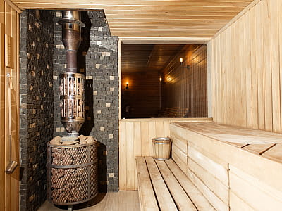 лазня в заміському комплексі для сімейного відпочинку Bereg Holiday Park на мальовничому березі, де відкриваються краєвиди на водну гладь Дніпра та Ворскли