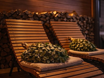 лазня та криті басейни в заміському комплексі для сімейного відпочинку Bereg Holiday Park на мальовничому березі, де відкриваються краєвиди на водну гладь Дніпра та Ворскли