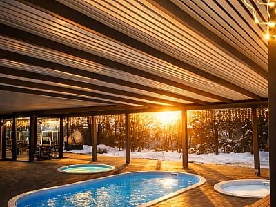 лазня та криті басейни в заміському комплексі для сімейного відпочинку Bereg Holiday Park на мальовничому березі, де відкриваються краєвиди на водну гладь Дніпра та Ворскли