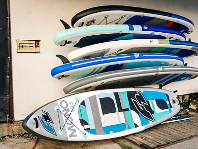 Прокат Sup дошок та каяків в заміському комплексі для сімейного відпочинку Bereg Holiday Park на мальовничому березі, де відкриваються краєвиди на водну гладь Дніпра та Ворскли