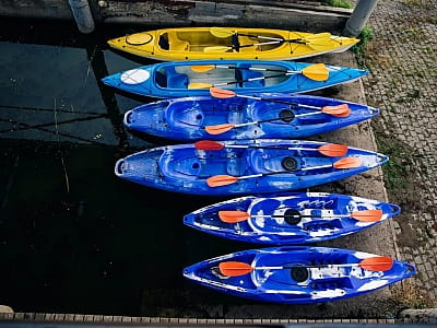 Прокат Sup дошок та каяків в заміському комплексі для сімейного відпочинку Bereg Holiday Park на мальовничому березі, де відкриваються краєвиди на водну гладь Дніпра та Ворскли