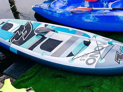 Прокат Sup дошок та каяків в заміському комплексі для сімейного відпочинку Bereg Holiday Park на мальовничому березі, де відкриваються краєвиди на водну гладь Дніпра та Ворскли