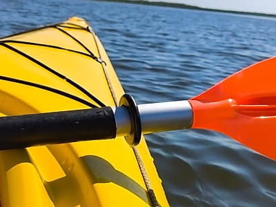 Прокат Sup дошок та каяків в заміському комплексі для сімейного відпочинку Bereg Holiday Park на мальовничому березі, де відкриваються краєвиди на водну гладь Дніпра та Ворскли