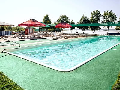 літній вілкритий басейн в заміському комплексі для сімейного відпочинку Bereg Holiday Park на мальовничому березі, де відкриваються краєвиди на водну гладь Дніпра та Ворскли