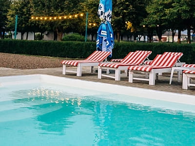 літній вілкритий басейн в заміському комплексі для сімейного відпочинку Bereg Holiday Park на мальовничому березі, де відкриваються краєвиди на водну гладь Дніпра та Ворскли