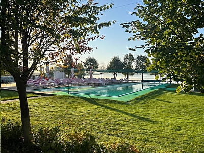 літній вілкритий басейн в заміському комплексі для сімейного відпочинку Bereg Holiday Park на мальовничому березі, де відкриваються краєвиди на водну гладь Дніпра та Ворскли