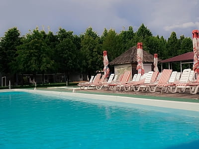 літній вілкритий басейн в заміському комплексі для сімейного відпочинку Bereg Holiday Park на мальовничому березі, де відкриваються краєвиди на водну гладь Дніпра та Ворскли