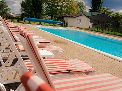 літній вілкритий басейн в заміському комплексі для сімейного відпочинку Bereg Holiday Park на мальовничому березі, де відкриваються краєвиди на водну гладь Дніпра та Ворскли