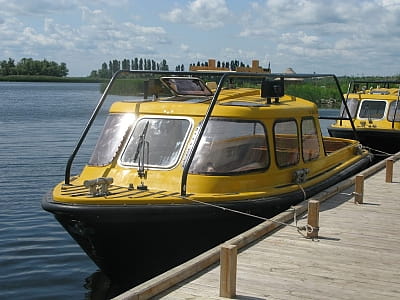 прогулянка на катерах та риболовля з човнів в заміському комплексі для сімейного відпочинку Bereg Holiday Park на мальовничому березі, де відкриваються краєвиди на водну гладь Дніпра та Ворскли