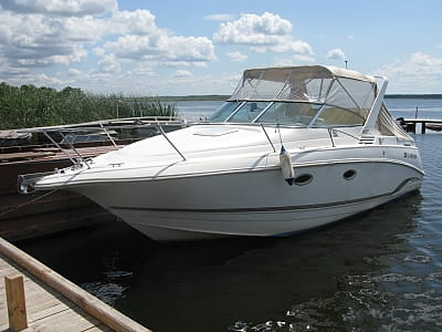 прогулянка на катерах та риболовля з човнів в заміському комплексі для сімейного відпочинку Bereg Holiday Park на мальовничому березі, де відкриваються краєвиди на водну гладь Дніпра та Ворскли