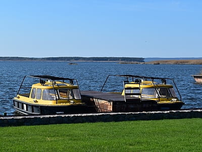 прогулянка на катерах та риболовля з човнів в заміському комплексі для сімейного відпочинку Bereg Holiday Park на мальовничому березі, де відкриваються краєвиди на водну гладь Дніпра та Ворскли