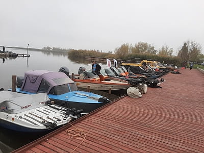 прогулянка на катерах та риболовля з човнів в заміському комплексі для сімейного відпочинку Bereg Holiday Park на мальовничому березі, де відкриваються краєвиди на водну гладь Дніпра та Ворскли