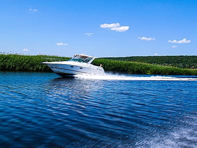прогулянка на катерах та риболовля з човнів в заміському комплексі для сімейного відпочинку Bereg Holiday Park на мальовничому березі, де відкриваються краєвиди на водну гладь Дніпра та Ворскли