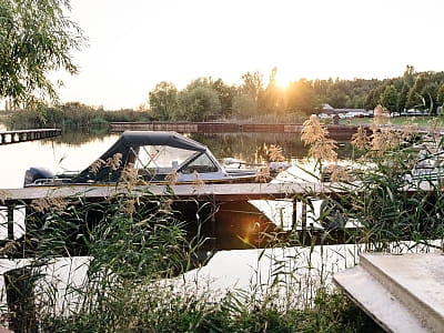 прогулянка на катерах та риболовля з човнів в заміському комплексі для сімейного відпочинку Bereg Holiday Park на мальовничому березі, де відкриваються краєвиди на водну гладь Дніпра та Ворскли