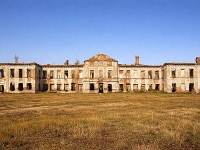 Палац князів Санґушків в Ізяславі — барокова резиденція XVIII століття, частина Новозаславського замку, пам’ятка архітектури з драматичною історією.