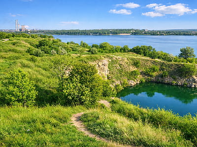 Кодацька фортеця — козацька твердиня XVII століття біля Дніпра. Історія, легенди, залишки валів і панорами над річкою в Старих Кодаках.