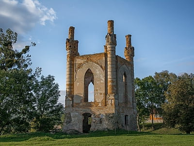 Новомалинський замок на Рівненщині — руїни давньої фортеці XIV ст., палац Сосновських, неоготична каплиця та легенди про підземелля.